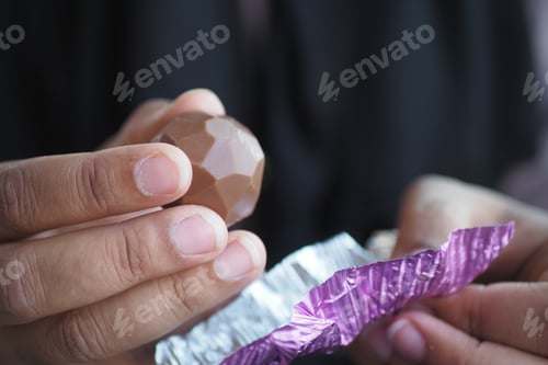 Preview: removing packet from a chocolate