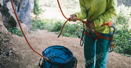 Preview: Rock climber making a eight knot