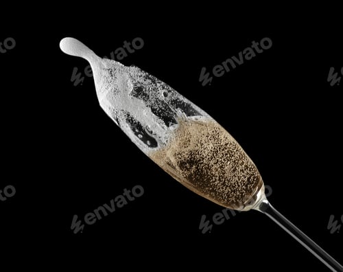 Preview: Glass of fizzy champagne on black background, closeup