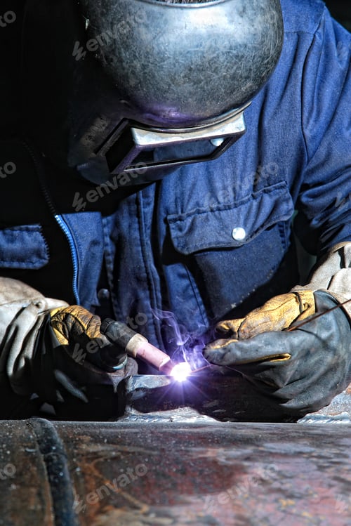 Preview: Welding and bright sparks.