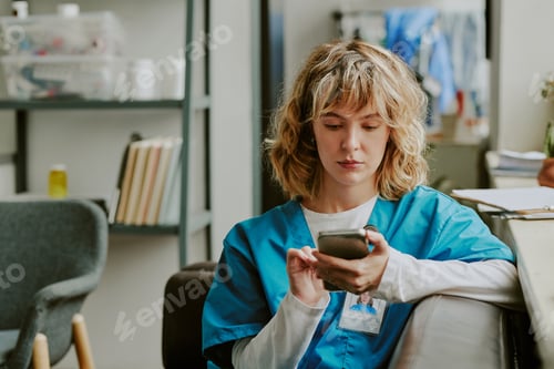 Preview: Doctor Replying Her Patient