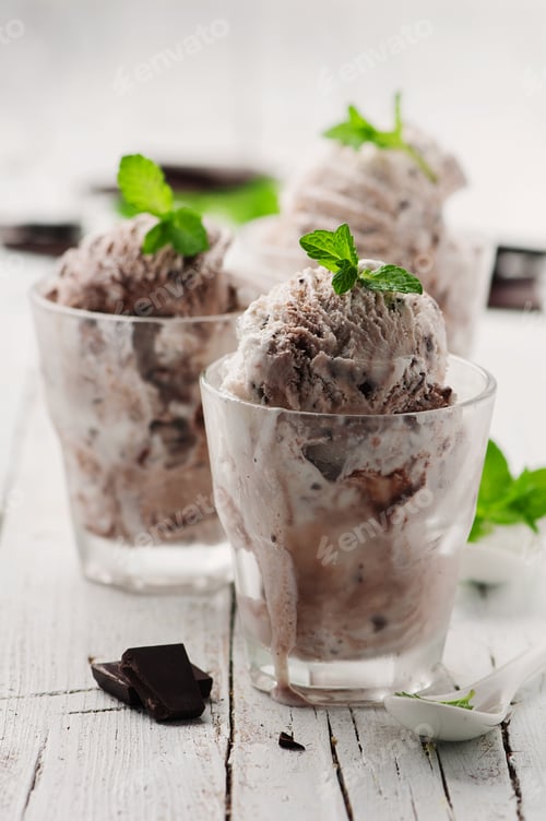 Preview: Ice-cream with mint and chocolate
