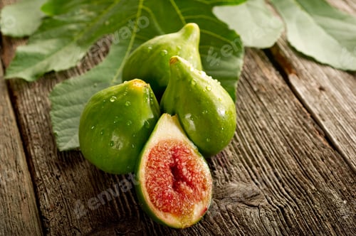 Preview: figs on wood background