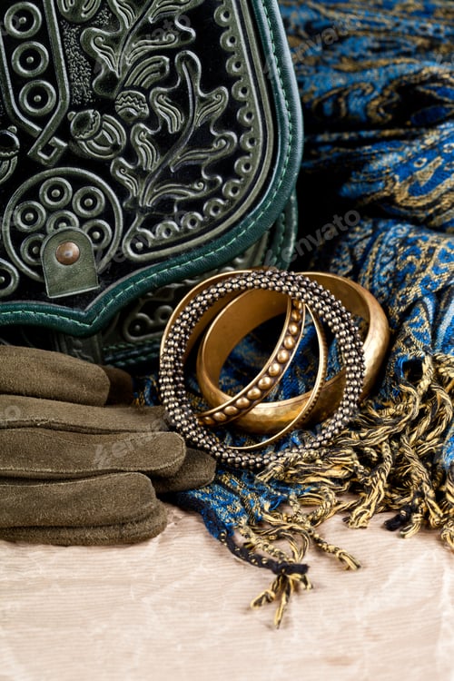 Preview: vintage bag, leather gloves, bracelets and scarf