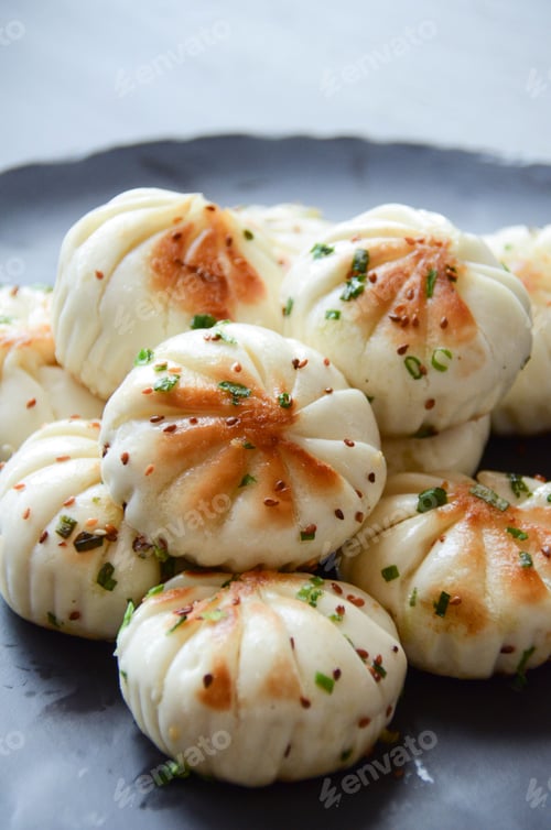 Preview: White plate with fired Chinese khinkali rolls