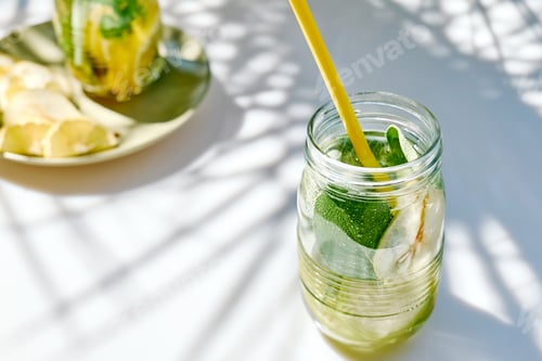 Vorschau: Entgiftungsgetränk. Aufgegossenes Wasser mit Birne, Limette und Salbei. Erfrischender hausgemachter Sommercocktail.