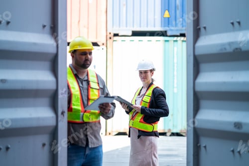 Preview: Warehouse engineer inspects the inside of a container with a customer at an industrial container