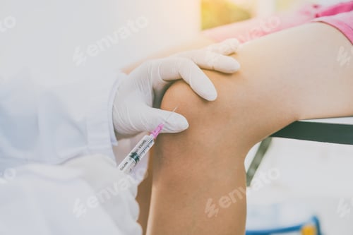 Preview: The doctor provided treatment for knee pain by injection.