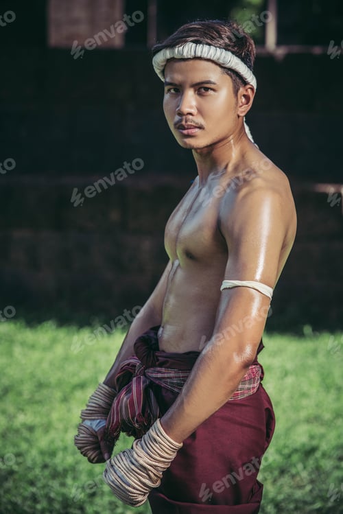 Preview: Thai boxers wrap the tape in the hands and stand on the lawn.