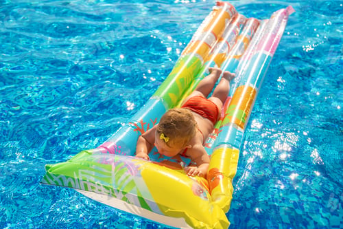 Preview: The child is swimming in the pool. Selective focus.