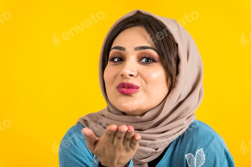 Preview: Arabic woman with abaya in studio