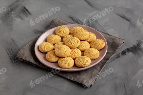 Preview: Homemade Cookies with Limoncello and Candied Lemon Paste on a Plate, side view.