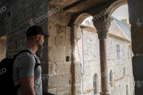 Preview: Man looking through the arch