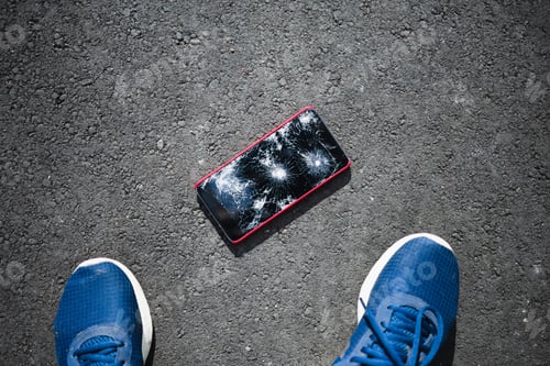 Preview: Smartphone with broken screen