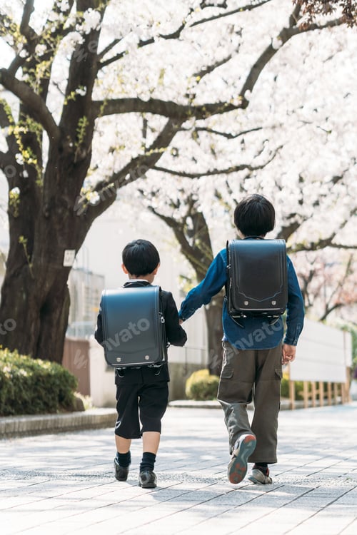 Preview: Japanese upper elementary school students and first graders holding hands