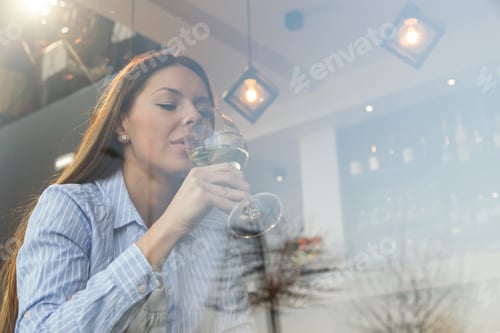 Preview: Woman drinking wine in a restaurant