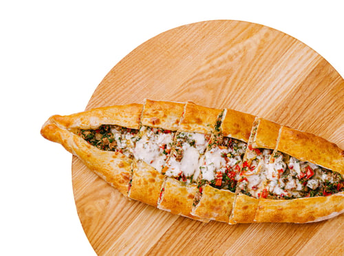 Preview: A delicious Turkish pide is displayed on a wooden board