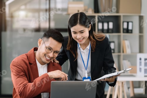 Preview: Asian business people working as a good team in the office.