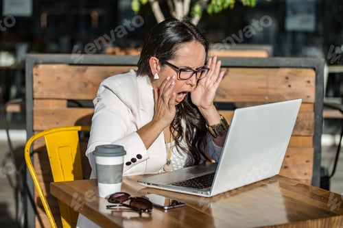 Preview: Woman surprised in front of the computer