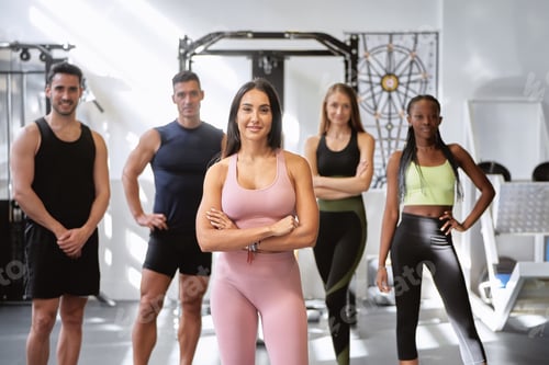 Visualização: Aula de ginástica com braços cruzados na academia