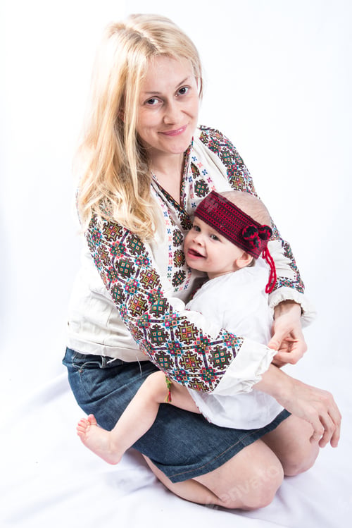 Preview: Mum Holds On Hands Of The Baby