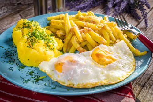 Preview: Fried egg served with boiled potatoes and yellow beans.