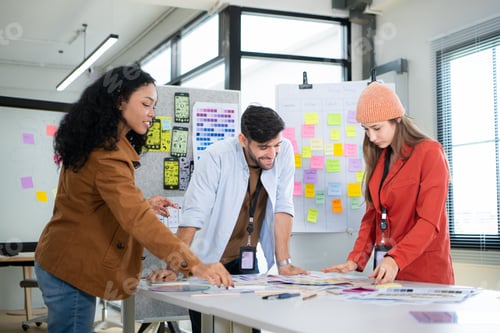 Preview: Multiethnic young business people working together in modern office, Collaborate to designing an app