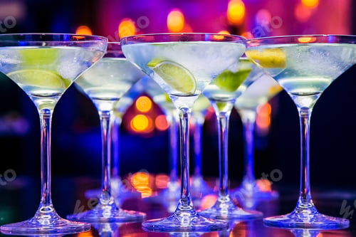 Preview: Closeup shot of glasses of cocktail with lime in a bar