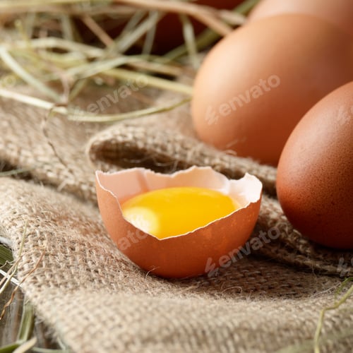 Preview: Fresh brown organic chicken eggs on wooden table and hemp burlap