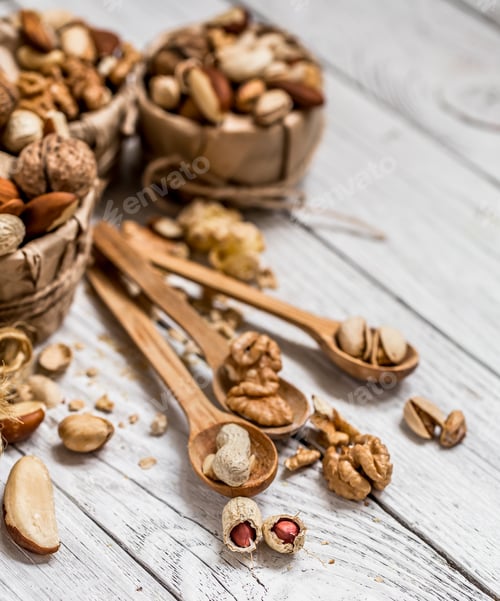 Preview: different nuts in plates