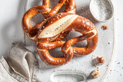 Preview: Yummy pretzels freshly baked with salt at home