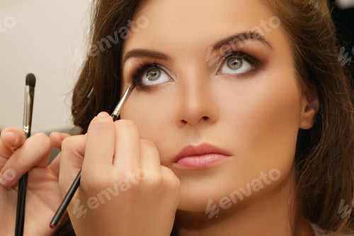 Preview: Model and makeup artist working before photoshoot