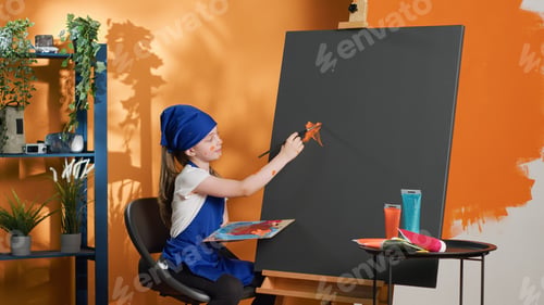 Preview: Little girl holding mixing tray with aquarelle to paint on canvas