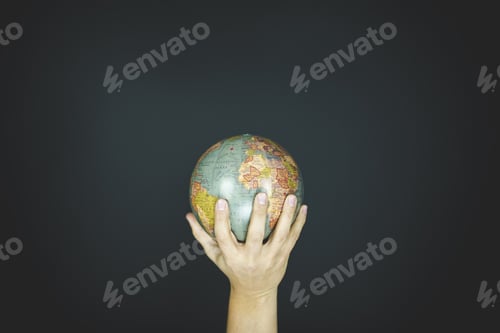 Vista previa: Primer plano de una persona que sostiene un pequeño globo con fondo negro