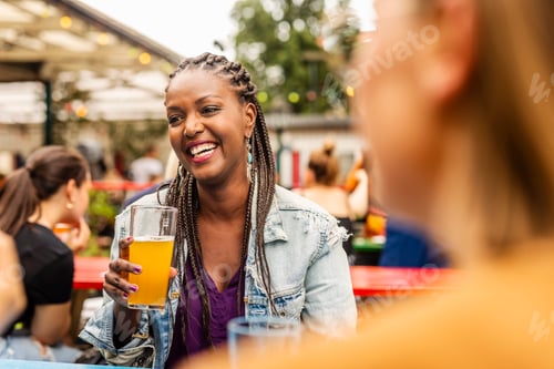 Visualização: Jovem sorridente relaxando no jardim da cerveja