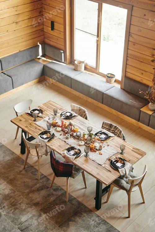 Preview: Dining table standing in the big dining room