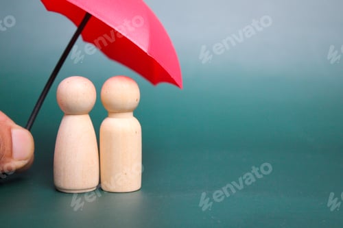 Preview: two wooden figures of a man and a woman covered by an umbrella.