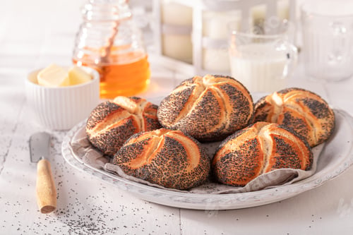 Preview: Tasty Kaiser buns with poppy seed for breakfast.