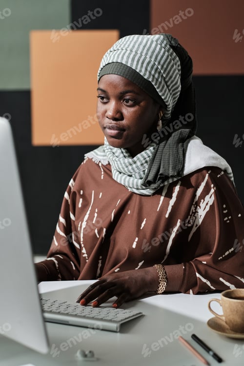 Preview: Businesswoman working on computer at office