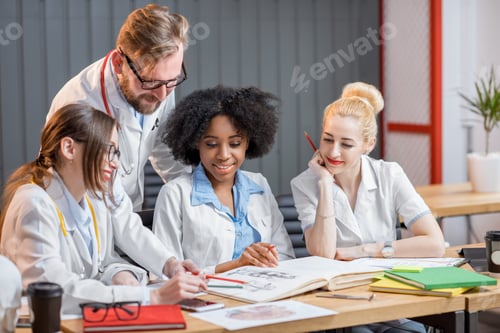 Visualização: Grupo de estudantes de medicina na sala de aula