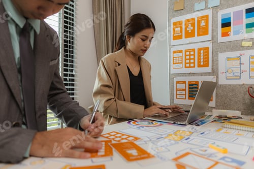 Preview: Digital product business owners brainstorm to find conclusions on choosing different website design
