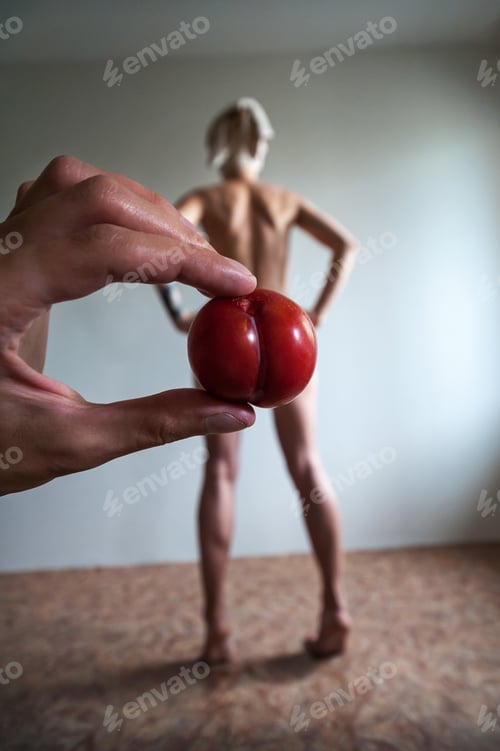 Preview: the hand holding the fruit on the background of the girls