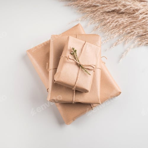 Preview: Gift box wrapped in craft paper with dried flowers