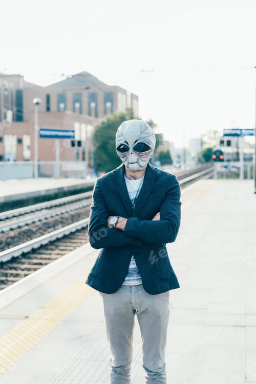 Preview: Young bearded man outdoor wearing mask