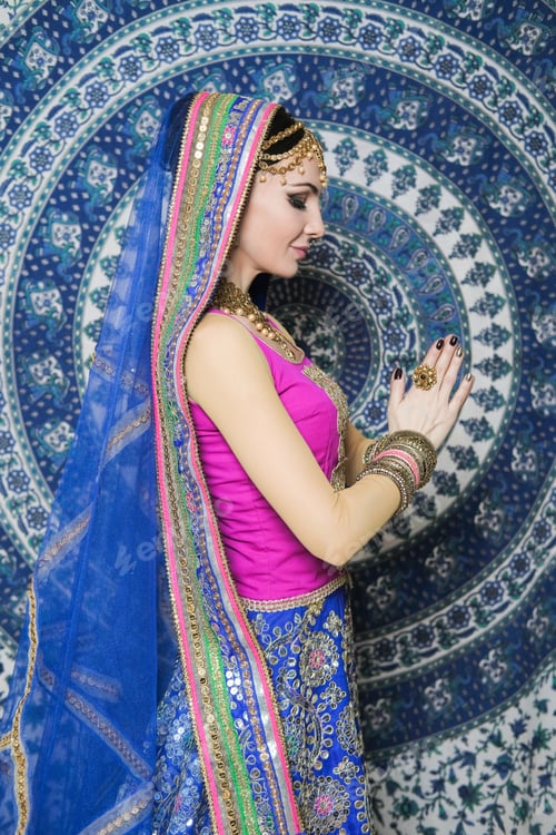 Preview: Portrait Of A Female Model In Ethnic Indian Costume With Jewellery And Traditional Makeup.