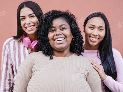 Preview: Beautiful latin women with different body and skin colors - Young girls looking in camera