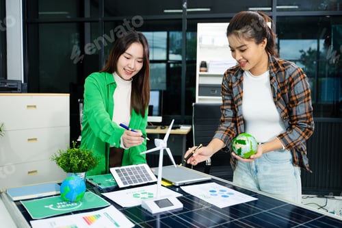Preview: Discussion among businesspeople on the latest developments in solar cell panel technology