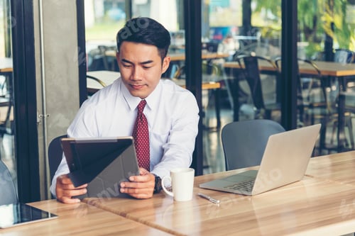 Visualização: Engenheiro de construção civil trabalhando com laptop em escritório com capacete de segurança branco amarelo