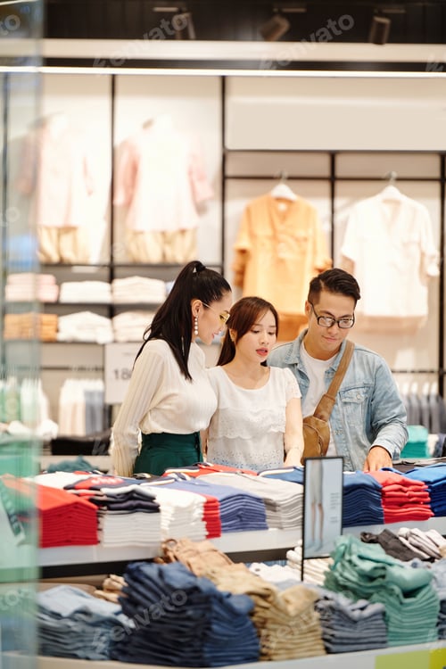 Preview: People shopping for new clothe
