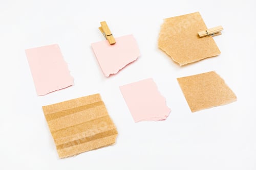 Visualização: Papel de nota, notas adesivas com prendedor de roupa sobre fundo branco, maquete de lembrete